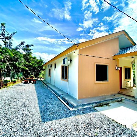 Raees Homestay Kampong Tanjong Minyak Eksteriør billede