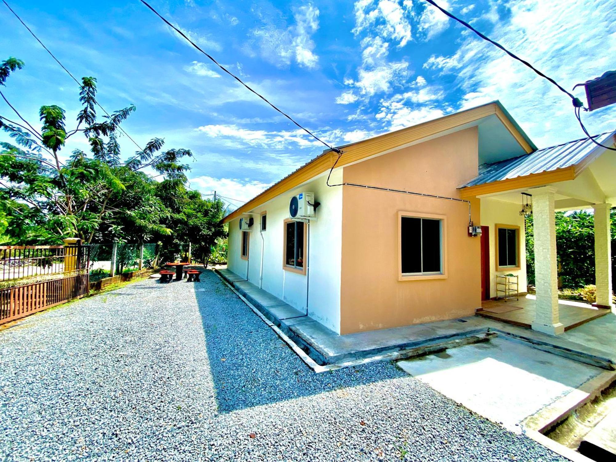 Raees Homestay Kampong Tanjong Minyak Eksteriør billede